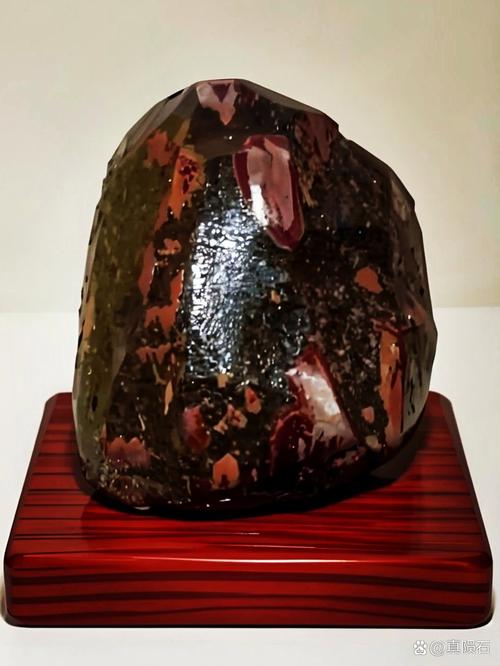 陨石通常有熔壳,气印等特征,是坠落时与大气摩擦燃烧形成的;多数陨石